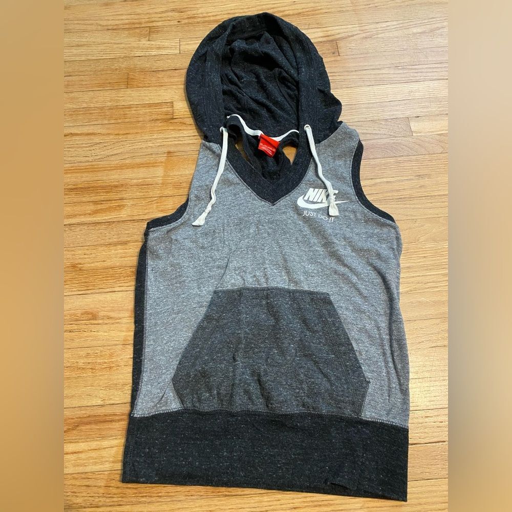 Nike Women XS Gray Sleeveless Hoodie Tank Sweater w front pocket